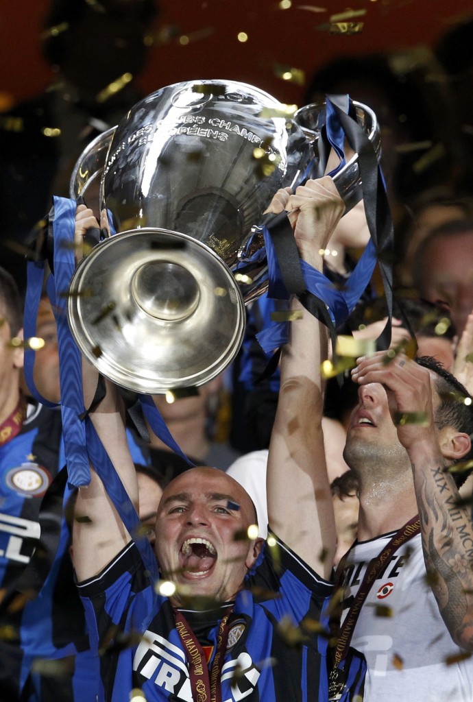 Esteban Cambiasso lifts Champions League trophy in 2010.     REUTERS/Stefano Rellandini