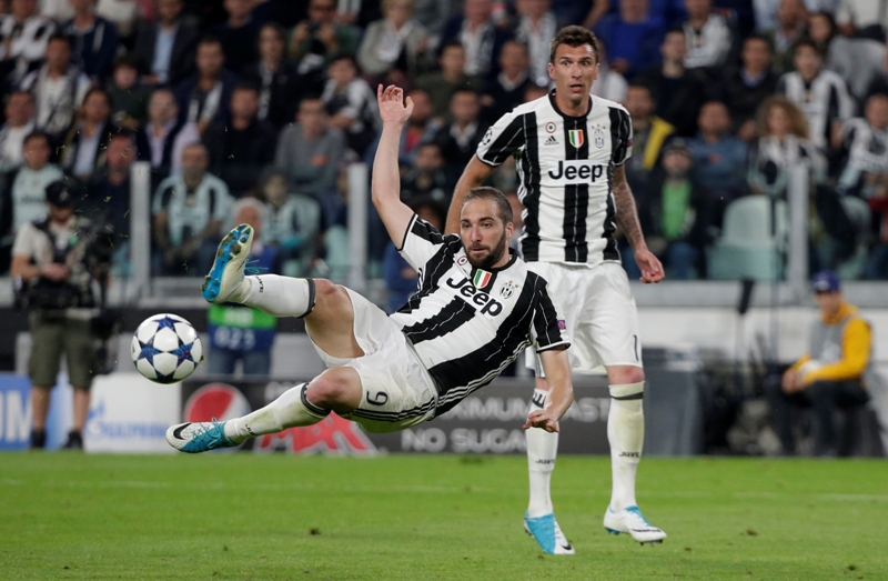Football Soccer - Juventus v AS Monaco - UEFA Champions League Semi Final Second Leg - Juventus Stadium, Turin, Italy - 9/5/17 Juventus' Gonzalo Higuain misses a chance to score  Reuters / Max Rossi Livepic