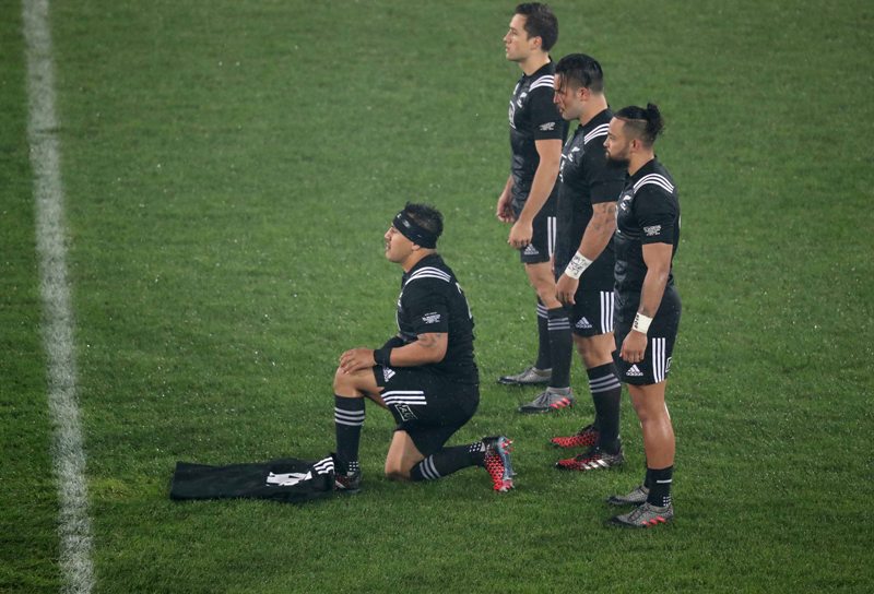 Rugby Friendly, Thomond Park, Limerick 11/11/2016 Munster vs Maori All Blacks Maori captain Ash Dixon lays down a jersey in tribute to Munster's Anthony Foley Mandatory Credit ©INPHO/Billy Stickland